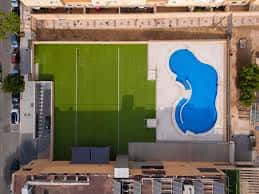 Vista aérea del complejo deportivo Forus con piscina y campo de fútbol