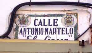Placa cerámica de nomenclátor de la calle Antonio Martelo en Málaga