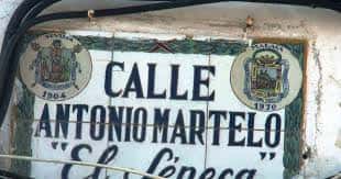 Detalle de la placa cerámica con escudo municipal y nombre de la calle Antonio Martelo