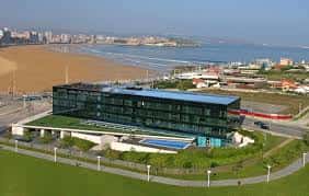 Vista aérea del hotel frente a la playa de Gijón