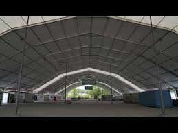 Interior del recinto ferial José Luis Bellido con estructura de techo abovedado y espacio amplio listo para eventos