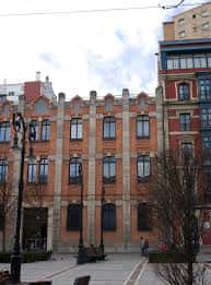 Fachada principal del CIFP Hostelería y Turismo de Gijón con arquitectura tradicional y detalles ornamentales