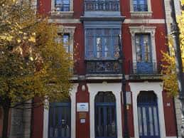 Detalle arquitectónico de la entrada del centro con balcones y ventanas de estilo clásico