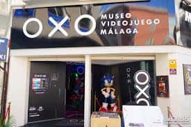 Fachada del OXO Museo del Videojuego con letrero luminoso y figura de Sonic en la entrada