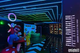 Interior con temática de Final Fantasy XII, luces neón en el techo y figuras de personajes de videojuegos