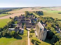 Vista aérea del campus de Lancing College con edificios históricos y campos verdes