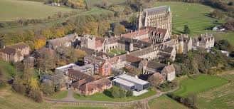 Vista panorámica del complejo de Lancing College en entorno rural con árboles otoñales