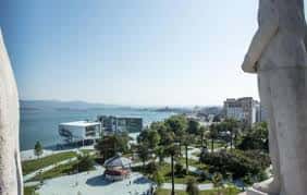 Vista panorámica del campus CESINE junto al mar en Santander