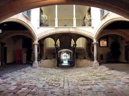 Patio interior del Casal Solleric con arcos de piedra y columnas