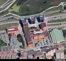 Vista aérea del complejo de residencias universitarias en Santander con edificios y zonas verdes