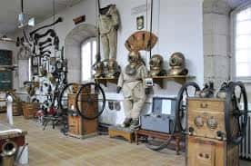 Exposición de trajes de buceo históricos y equipos náuticos en el Museo Naval