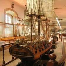 Maqueta de barco de guerra del siglo XVIII en exhibición dentro del museo