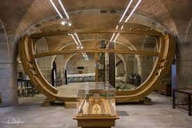 Estructura de casco de barco en exhibición bajo bóveda de piedra en el museo