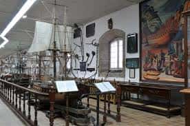 Interior del Museo Naval con maquetas navales y paneles informativos