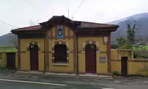 Fachada principal del Centro Social de San Andrés de Trubia con detalles arquitectónicos y entorno rural