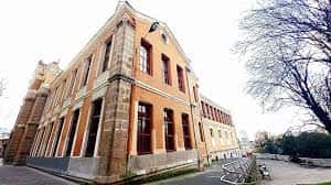 Fachada principal del Instituto Solokoetxe en Bilbao, mostrando su arquitectura clásica con muros de ladrillo y piedra