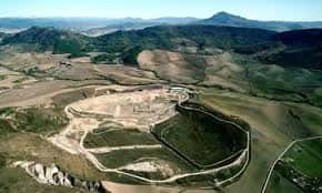 Panorámica del vertedero y zona de tratamiento de residuos en el entorno natural de Góngora