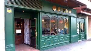 Fachada exterior del restaurante Ohiuka en Vitoria con detalles en verde