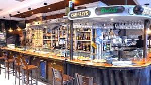 Interior del bar del restaurante Ohiuka con barra y estanterías de bebidas