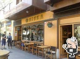 Vista exterior del restaurante Ohiuka con mesas en la acera