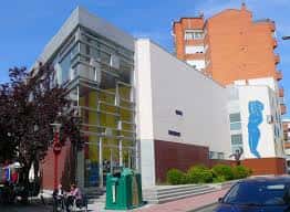 Vista exterior del Centro Cívico Bailarín Vicente Escudero con su fachada moderna y mural azul