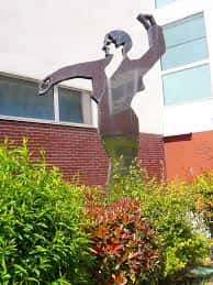 Escultura del Bailarín Vicente Escudero en el jardín del centro cívico