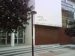 Entrada principal del Centro Cívico con letrero oficial y escalinata