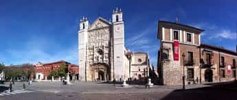 Vista panorámica diurna de la Plaza de San Pablo con la fachada de la Iglesia de San Pablo bajo cielo azul