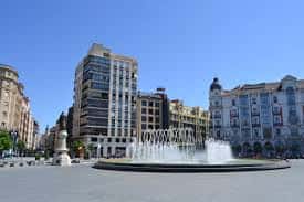 Vista panorámica de la Plaza de Zorrilla con la fuente central y edificios históricos bajo cielo despejado