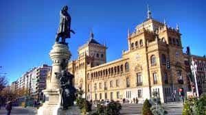 Estatua de José Zorrilla frente al Teatro Principal de Valladolid en un día soleado