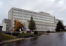 Vista exterior del Hospital Meixoeiro en Vigo con fachada moderna y cielo nublado