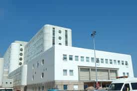 Ángulo lateral del Hospital Meixoeiro bajo cielo azul despejado