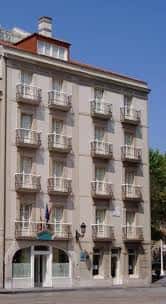Fachada principal del Hotel Asturias en Gijón con balcones y entrada