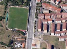 Vista aérea del campo de fútbol La Cruz y su entorno urbano