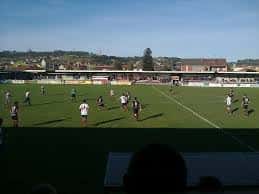 Partido en desarrollo en el campo de fútbol La Cruz con jugadores en acción