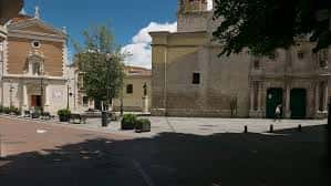 Vista panorámica de la Plaza del Salvador con la iglesia de El Salvador y edificios históricos bajo cielo azul