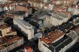 Vista aérea del complejo hospitalario integrado en el entorno urbano de Vitoria