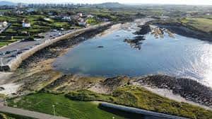 Vista aérea de la Playa de La Maruca con su entorno costero y urbanización