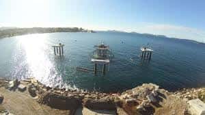 Vista panorámica de los Peiraos do Solpor con estructuras flotantes en el mar