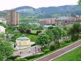 Vista panorámica del Jardín de Garai con senderos y zonas verdes