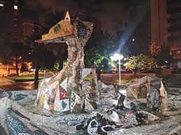 Escultura del Dragón de Txurdinaga iluminada por la noche
