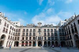 Vista panorámica de la Plaza de Velarde con su arquitectura porticada y cielo despejado