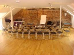 Sala preparada con sillas en disposición circular, perfecta para conferencias o talleres