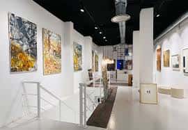 Interior de la galería con obras de arte abstracto en las paredes
