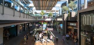 Vista interior del centro comercial FAN Mallorca con pasarelas y tiendas