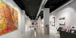 Vista panorámica del espacio expositivo con iluminación moderna