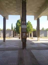 Vista del interior del pórtico principal con columnas y sendero central