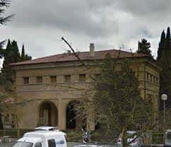 Fachada exterior del edificio principal del cementerio con techo de tejas