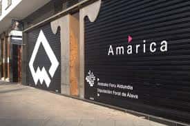 Fachada exterior de Sala Amárica con el logotipo y nombre del centro cultural
