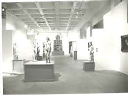 Interior de la sala de exposiciones con esculturas y obras en pedestales